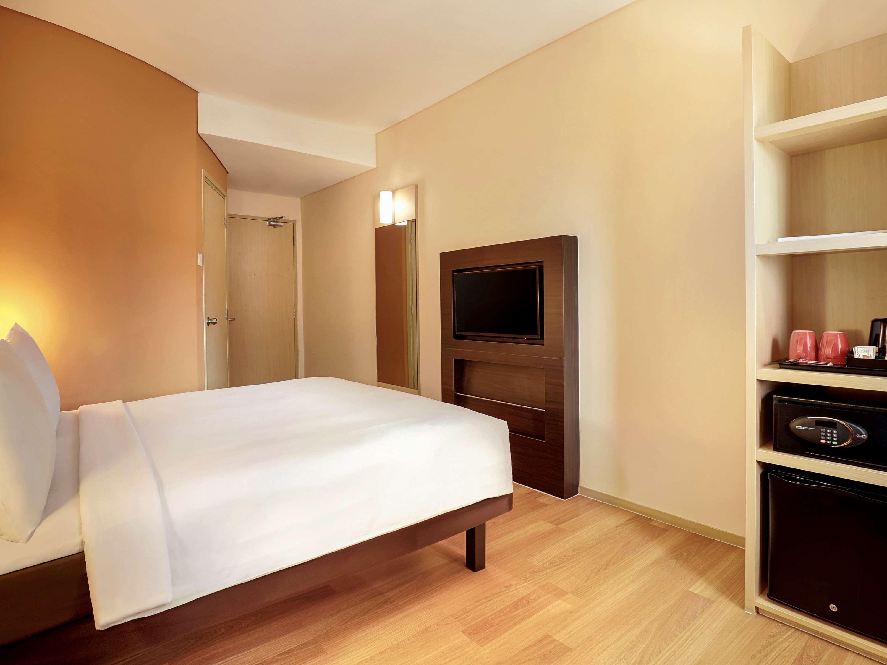 Ibis Jakarta Harmoni Exterior photo